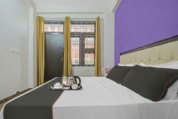 Hotel Capital O  Apple Inn