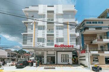 Hotelli Reddoorz @ St. Catherine Residences Olongapo City