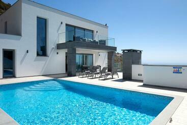 Жильё для туристов Skyfall Villa