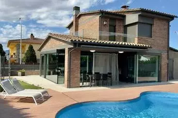 Appartamenti turistici Els Pins    Casa Amb Piscina A Tocar De Banyoles