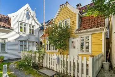 Ferienwohnungen Charming Bergen House, Rare Historic House From 1779, Whole House