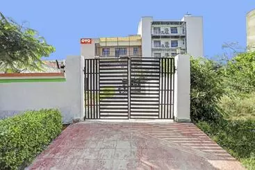 Hotelli Oyo Flagship 92636 Greno Residency