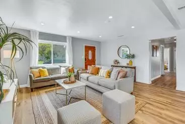 ツーリストアパートメント Lux    A Perfect Home In South Bay 10 Mins To Beaches