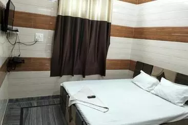 Suresh Guest House & Hotel By Wb Inn