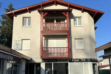 ツーリストアパートメント T2 Calme Avec Terrasse, Parking Privatif, Cuisine équipée, Centre De Cambo Les Bains   Fr 1 495 112