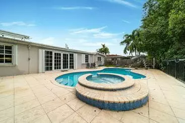 Turistihuoneistot Pool House On The Water 2