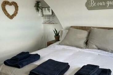 관광객 아파트 The Loft  Relaxing Flat Only Seconds From The Beach