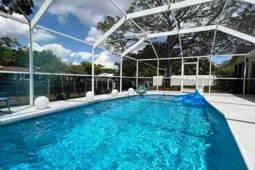 ツーリストアパートメント Pond Side Art Home With Private Pool And Patio Dogs Welcome