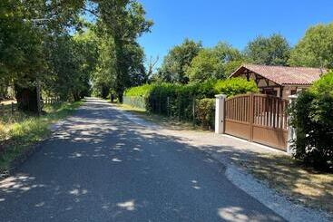 ツーリストアパートメント La Bergerie Des Landes