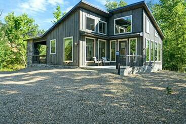 شقق خاصة سياحية Vacana Blackwater Waterfront Couples Cabin, Hottub, Firepit, Pet Friendly