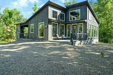 Turist apartmanları Vacana Blackwater Waterfront Couples Cabin, Hottub, Firepit, Pet Friendly