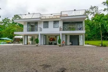 Apartamente turistice Agradable Y Hermosa Casa De Campo Con Piscina
