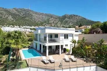 Vakantie-appartementen Luxury Villa Sun And Breeze Salt Water Pool And Bbq