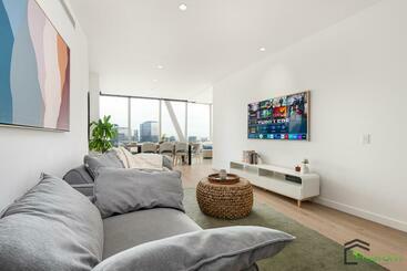 דירות לתיירים Irresistible 3br2ba Apt West Side Place