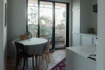 Жильё для туристов Stylish Apartment Near The Historic Center