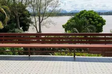 ツーリストアパートメント บ้านรับพร