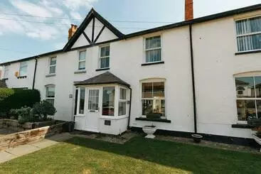 آپارتمان‌های توریست‌ها Fir Tree Cottage   Cosy 3 Bed Cottage In Penrhyn Bay With Beautiful Sea Views And Access To Snowdoni