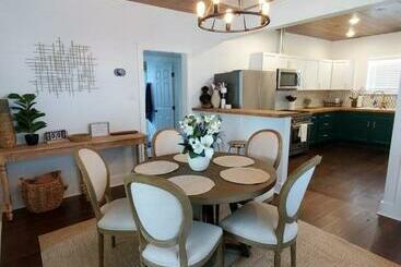 Pisos turísticos New! Fully Restored 1930s Beach Bungalow