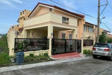 شقق خاصة سياحية Delightful House In The Heart Of Legazpi, Albay