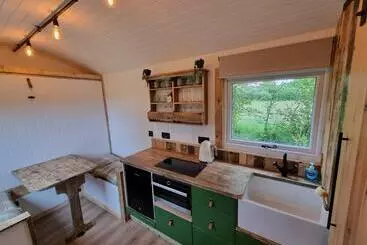 Apartaments turístics Rusty Shepherds Hut Sleeps Up To 4