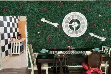 Turistihuoneistot Alice  The Wonderland Experience