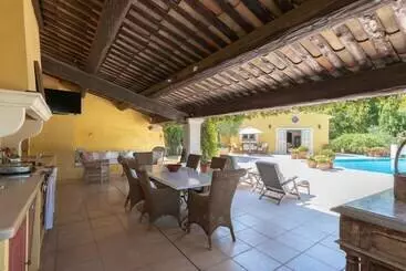 Apartamenty turystyczne Provencal In A Height Overlooking Greenery