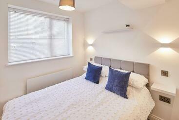 דירות לתיירים Host & Stay Queens Court