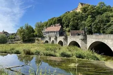 ツーリストアパートメント Ein Schlossturm Besticht Mit Spektakulären Ausblicken Ins Jagsttal Und Behaglichen Innenräumen