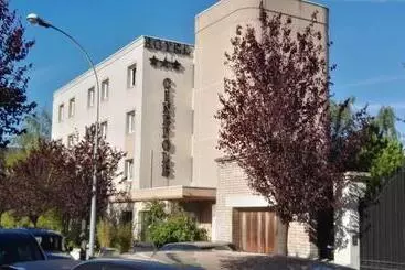 בית מלון כפרי Hôtel Cinépole   Proche Paris