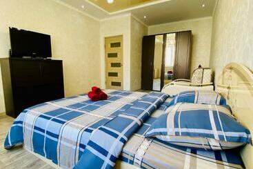 Apartaments turístics элитная квартира в центре города. рядом керуенсити