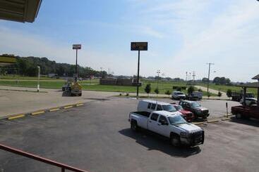 Motell First Western Inn