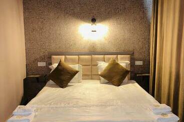 Tigran Hotel By Black & Gold