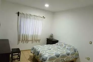 Turistihuoneistot Acogedora Recamara En Interior De Casa Habitación