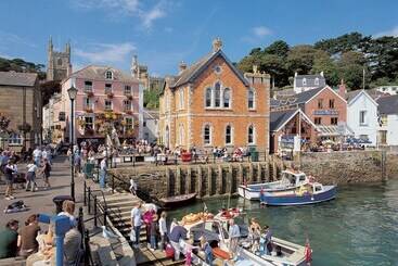 Apartamenty turystyczne Spacious Detached House With Parking & Views