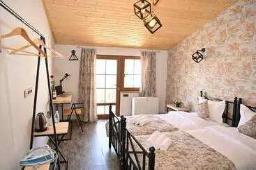 ペンション Berkri Gastro Yard & Guest House