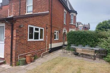 ツーリストアパートメント Thornbury House