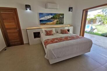 آپارتمان‌های توریست‌ها Flor De Coco, Villa Neuve, 5 Chambres, 5 Salles De Bains Et Grande Piscine à 250 Mètres De La Plage