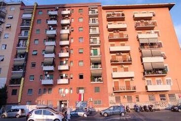 آپارتمان‌های توریست‌ها Stylish & Cozy   5 Star Location  Balcony   City View