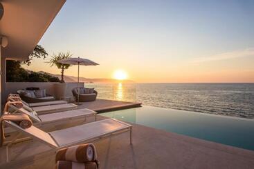 Жильё для туристов New Oceanfront Luxury Villa In Puerto Vallarta