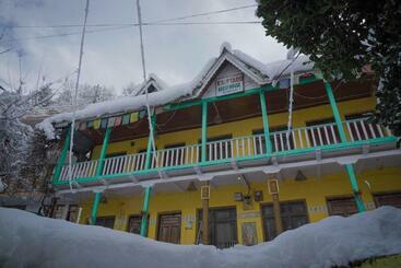 فندق صغير Yaarana Stay & Cafe, Vashisht, Manali
