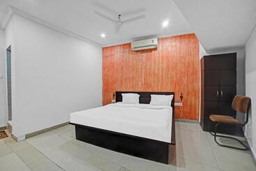 Capital O Convivial Hotel Amit Regency