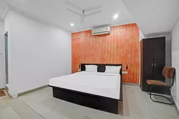 Capital O Convivial Hotel Amit Regency
