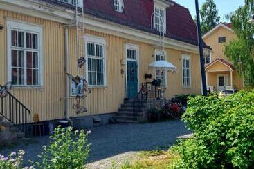 Tourist flats Nostalgista Majoittumista Taiteilijatalo Taideniityn Auringossa Tai Niityssä