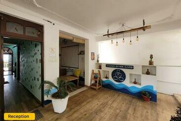 Young Monk Hostel & Cafe Dharamkot