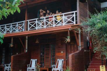 בית מלון כפרי Wood Lodge Mirissa