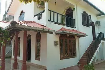 Pensiune Tharul Home