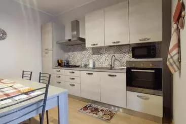 آپارتمان‌های توریست‌ها R Family