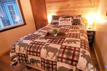 游客公寓 Trout River Cabin Secluded Riverfront Adventure