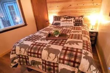 ツーリストアパートメント Trout River Cabin   Secluded Riverfront Adventure