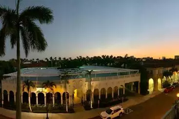 Palm Beach Historic Hotel With Juliette Balconies! 2 Blocks From Beach!